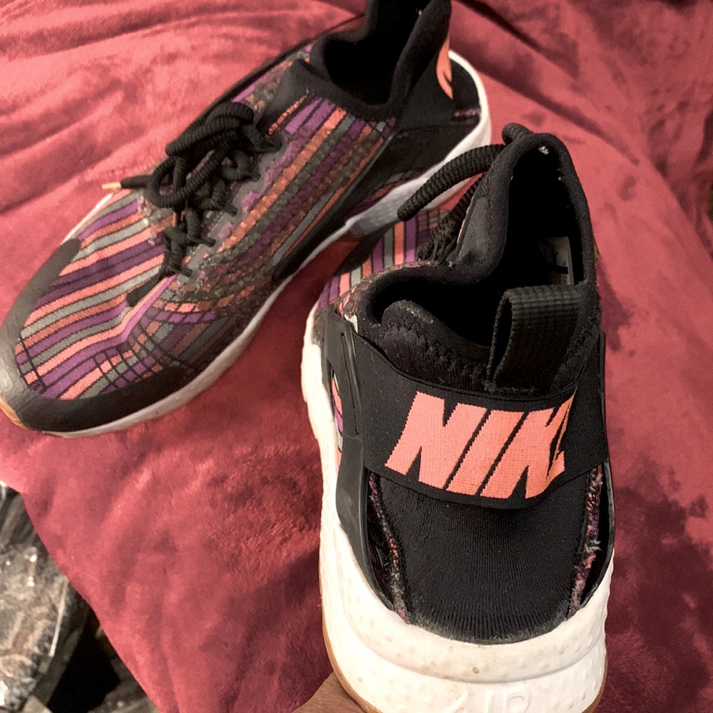 NIKE